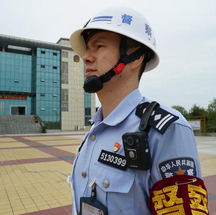 为了给新民警一份入警"见面礼",我们把老民警的装备翻了个遍