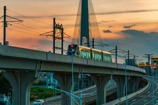 摄/宋兹檀家住桂城,在广州上班的陈先生感叹,南海有轨电车1号线启用