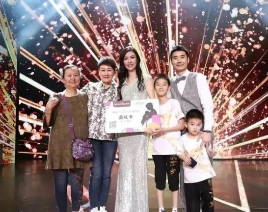 2017年11月3日,夫妻俩经过北京电影学院门口,艾淑义拉着妻子停下来