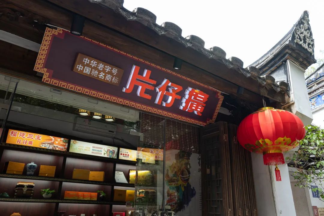 片仔癀大反转年内市值蒸发1400亿 多元化难奏效化妆品净利锐减2600万