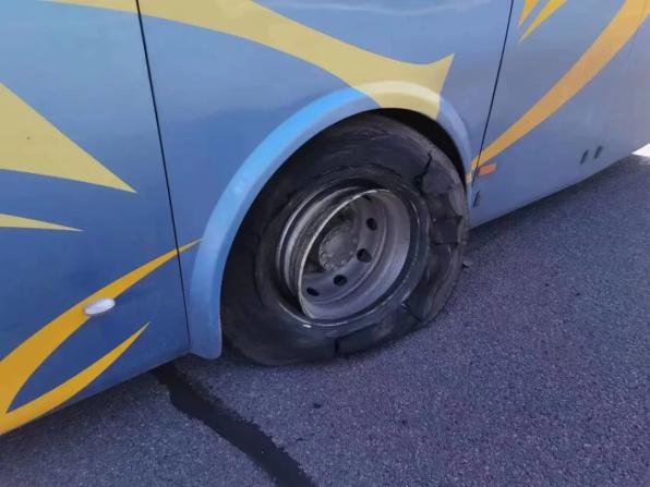 百日行动 | 大客车高速爆胎乘客被困 高速公安紧急救援化险为夷