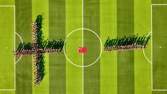 郑州小学生拼出“十一”巨型图案迎国庆