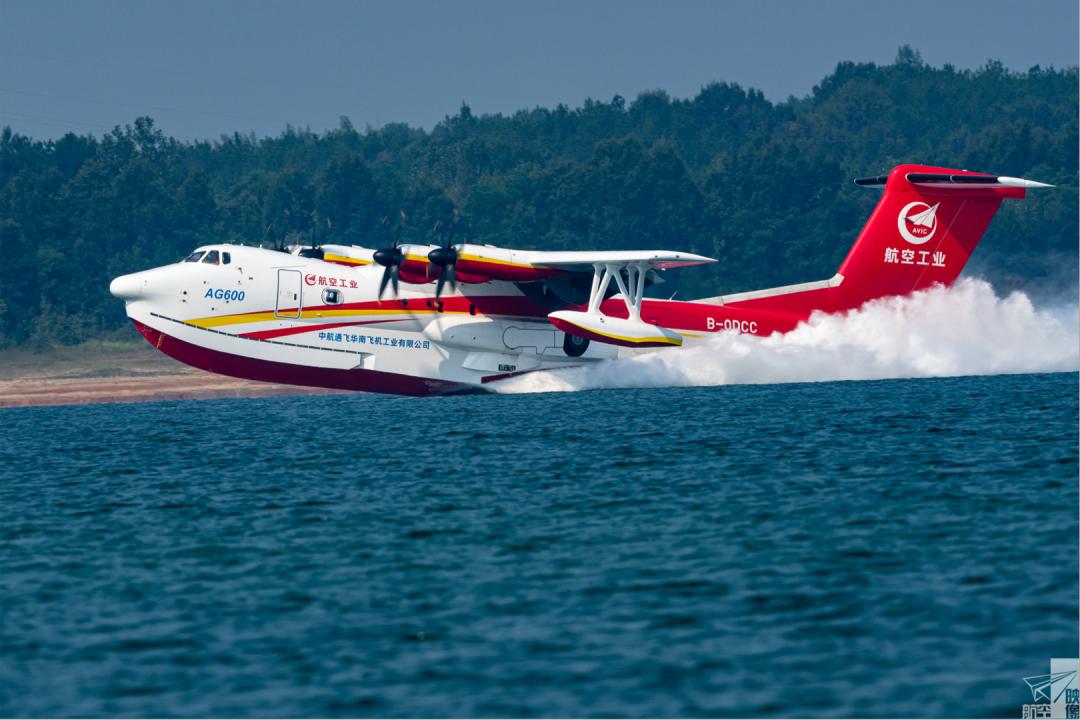 摄影:岳书华摄影工作室水上首飞成功后,ag600m团队合影.