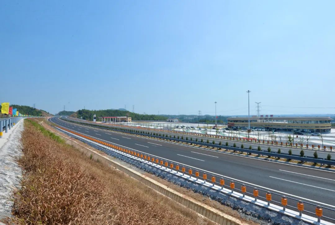 止于龙南市杉树下,接已建成的大广高速公路龙南至杨