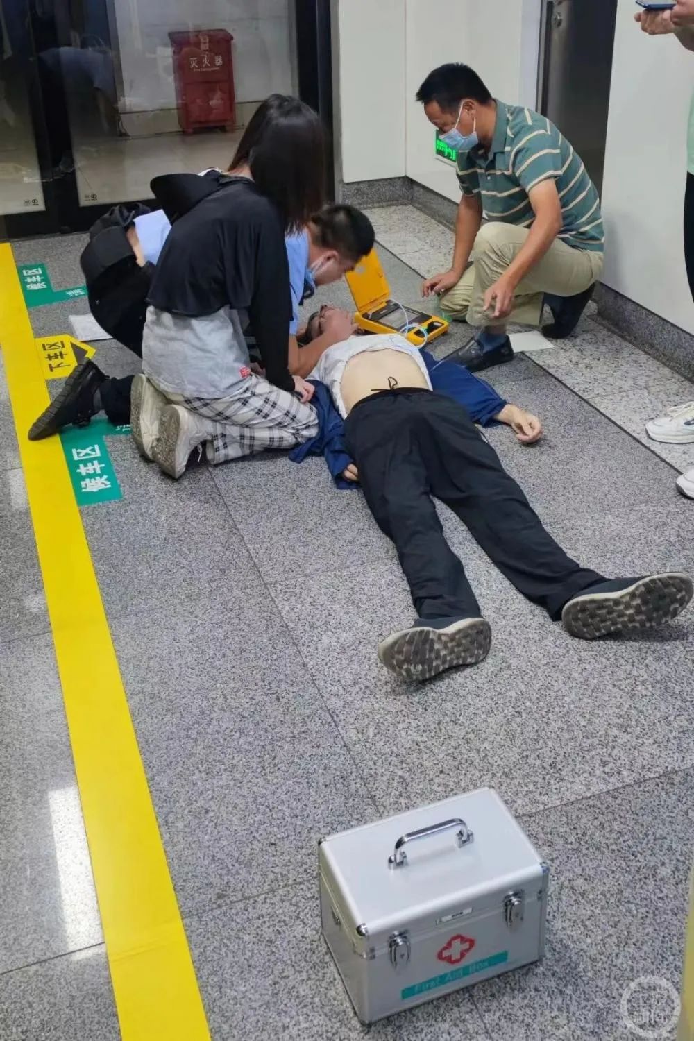 福州一男子地铁上心脏骤停,民警和热心市民紧急施救