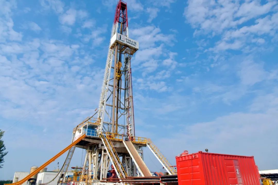 濮161井是中原油田分公司部署在濮城构造南翼的一口定向评价井,由于