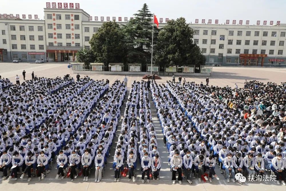 高亚东,县法院刑事审判庭党支部书记李宝岗颁发了学校法治副校长聘书