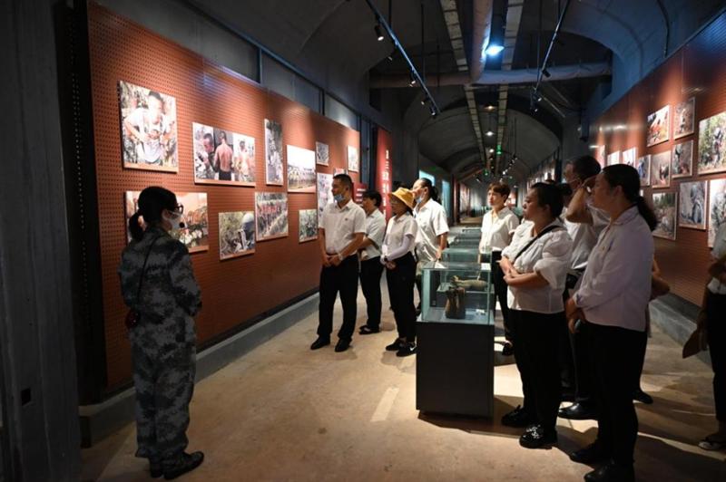 党员干部还参观了南疆记忆陈列馆、老山神炮、地雷展览馆，学习了贾云科