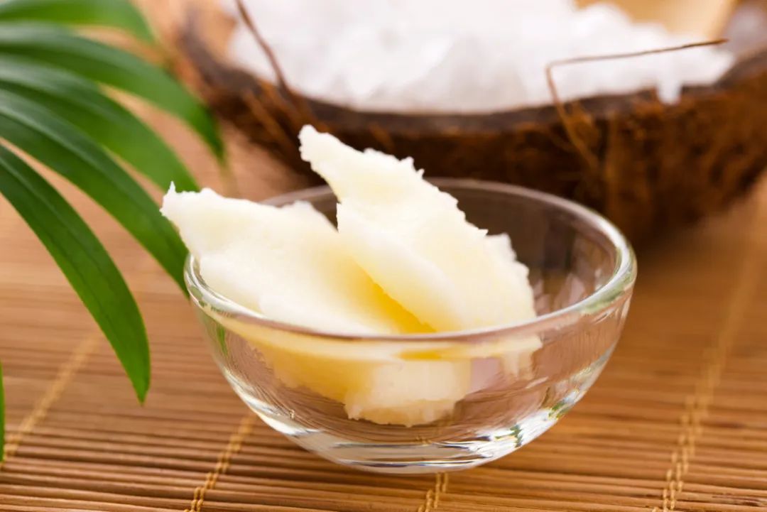 但棕榈油比较奇特,它的饱和脂肪含量高达 50 %左右,跟猪油比都毫不