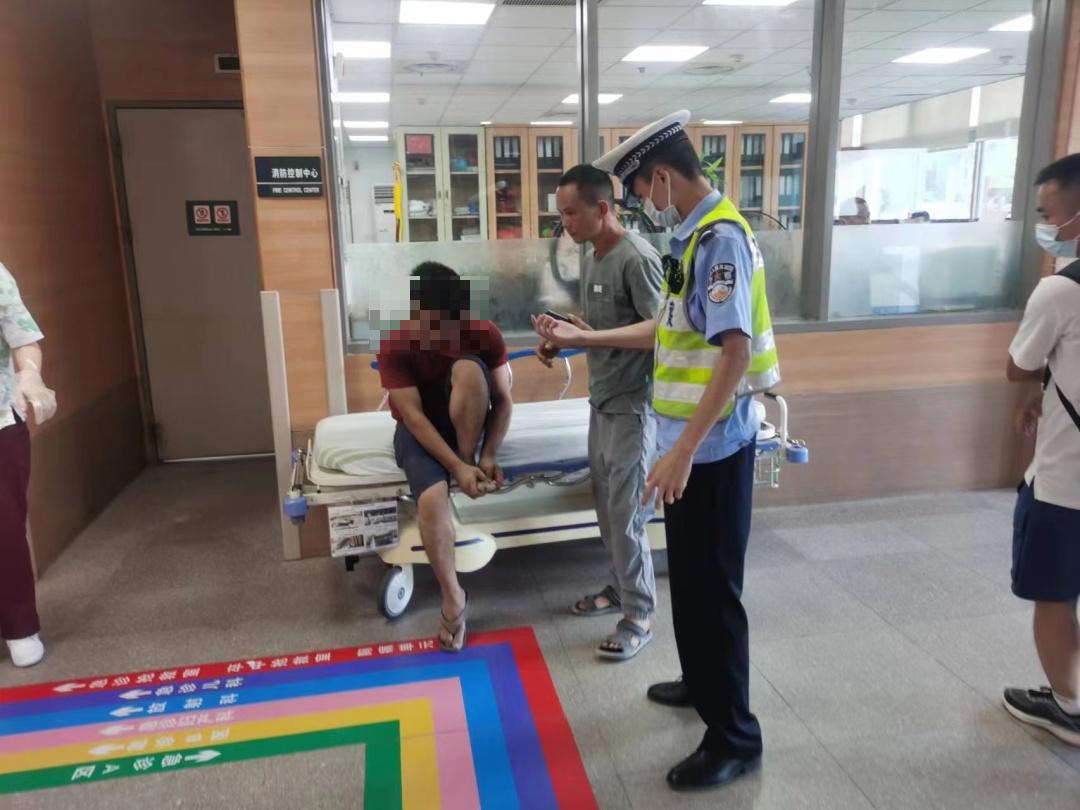 生死时速！海沧警察为伤者开道送医！_澎湃号·政务_澎湃新闻-The Paper