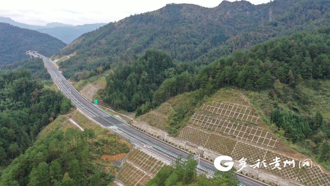 向山，向海，向陽生長液壓動力機械,元件制造，貴州高速公路十年建設(shè)一瞥