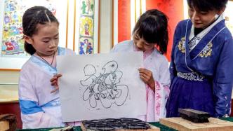 河南滑县：小学生国庆假日学习印制木版画，感受非遗魅力