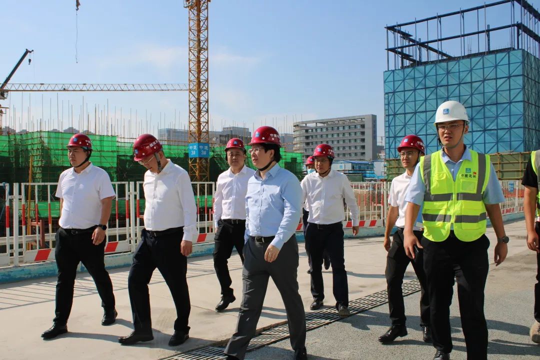 局副总经理韩兴争在广州带队到白云机场t3综合交通中心,西四指廊项目