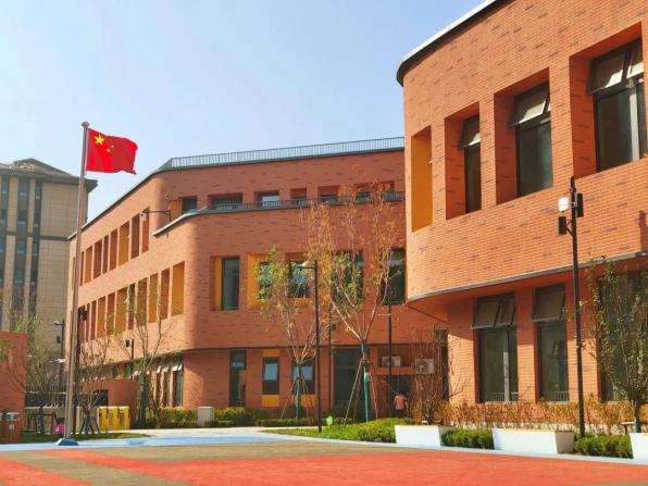 52万平方米芳田街与学苑东路交叉口东北80米位于雄东片区雄东银帆幼儿