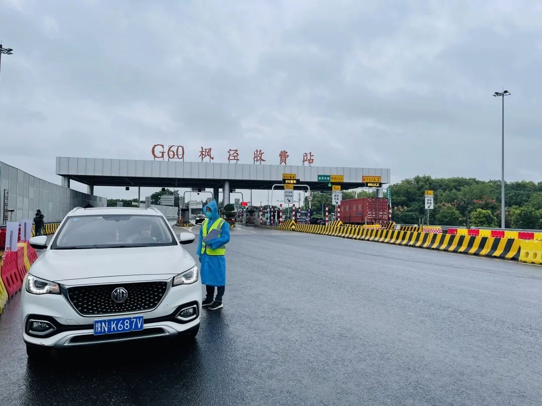 上午,g60枫泾收费站入沪车流总体平稳有序