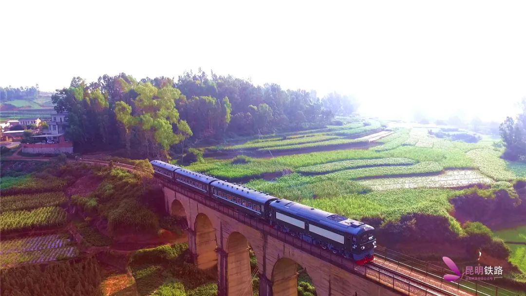 向南途经弥勒市,开远市后,在州府蒙自市北郊与玉河准轨铁路接轨,线路