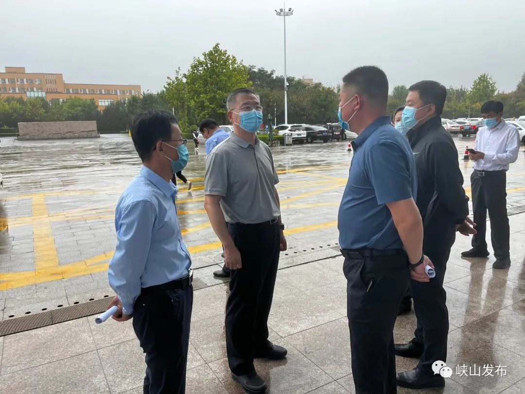 在潍坊峡山医院,张龙江实地查看出入口管理,测温验码,信息登记等疫情