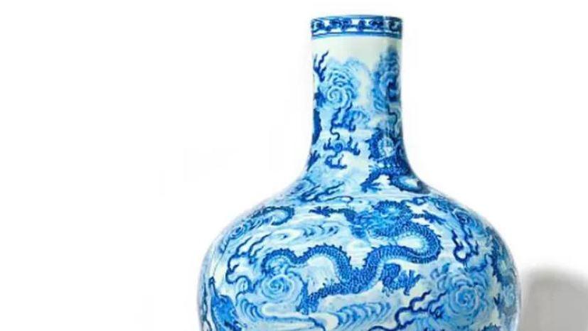 中国古董花瓶起拍价二千拍出九百万欧元，买家为中国人
