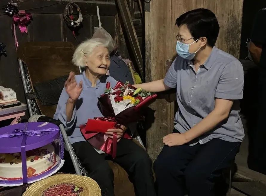 心系桑榆 情暖重阳 | 县领导走访慰问百岁老人_澎湃号·政务_澎湃新闻-The Paper