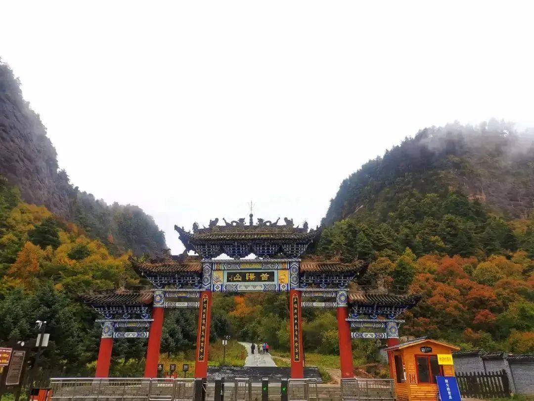 这里有个彩色的画廊,叫天井峡!