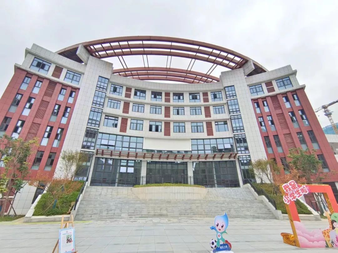 德馨园学校现已更名为:长沙实验雨花中学.