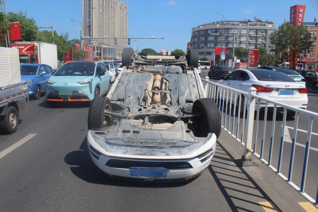 车被顶翻后排小孩掉了出来覆车之戒