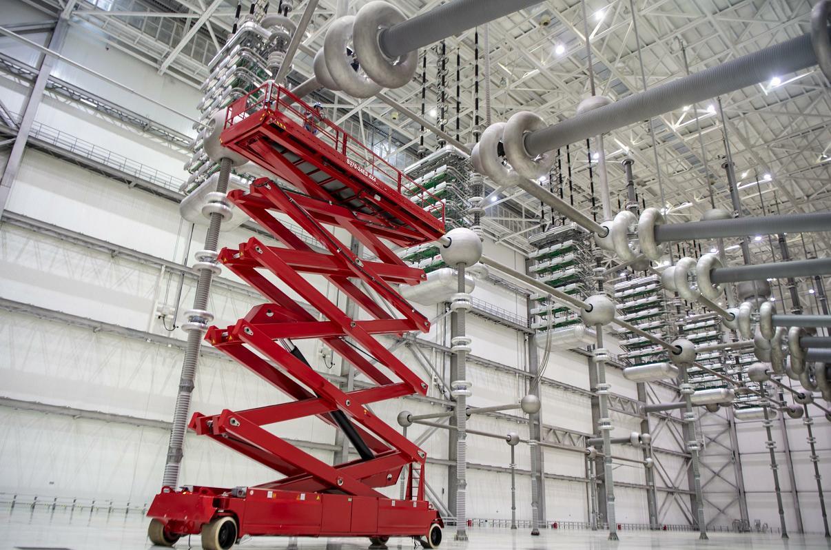 安徽省宣城市境内,安徽送变电工程有限公司检修人员在对古泉换流站