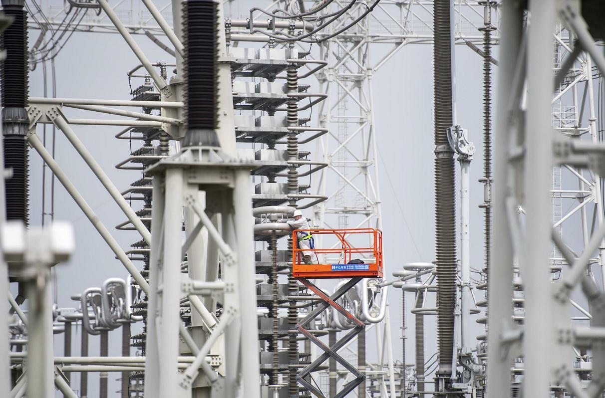 安徽省宣城市境内,安徽送变电工程有限公司检修人员在对古泉换流站