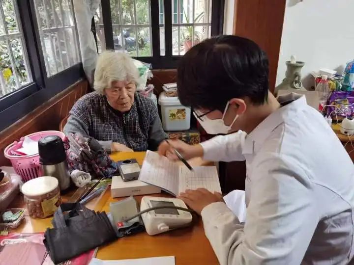 杭州西湖：医疗上门 居家养老 “一张床”解决两难题