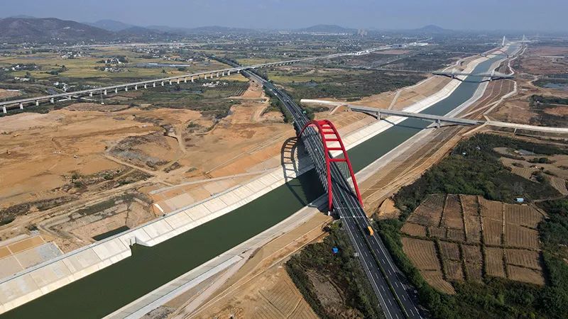 江水奔涌入巢来引江济淮工程菜巢线庐江段成功通水