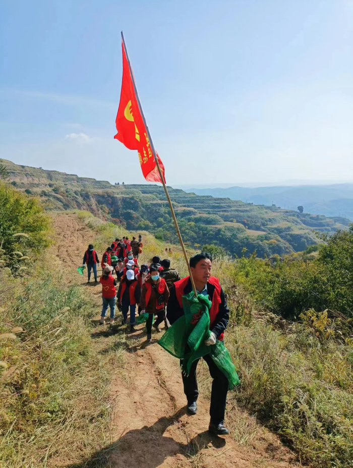 古交市马兰镇志愿者助农收土豆