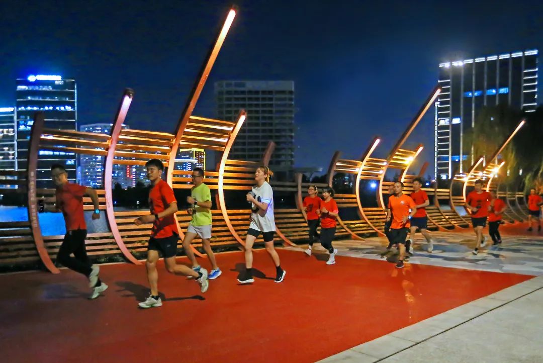 健身赏景两不误上海夜跑者已超80万最近你夜跑了吗