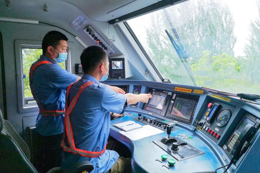 火车迷丨火车司机开火车前,都要干啥?