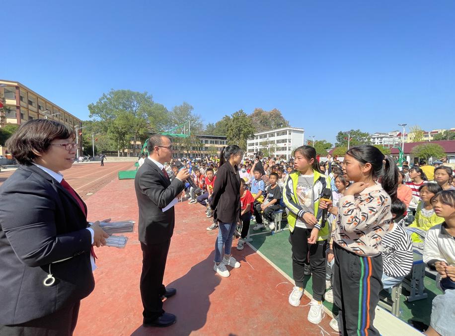 10月13日,全州法院的法官们走进石塘镇大清塘中心小学,结合刑法,未