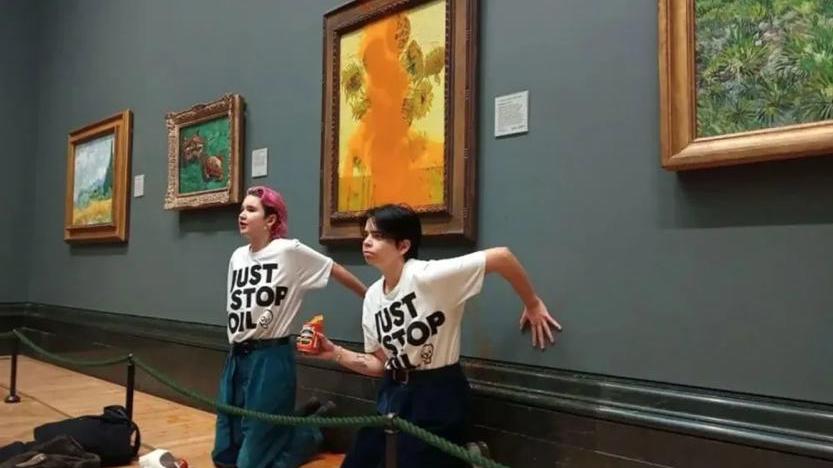 梵高名画遭“泼汤”，抗议者反问：艺术和生命，你们选哪个？