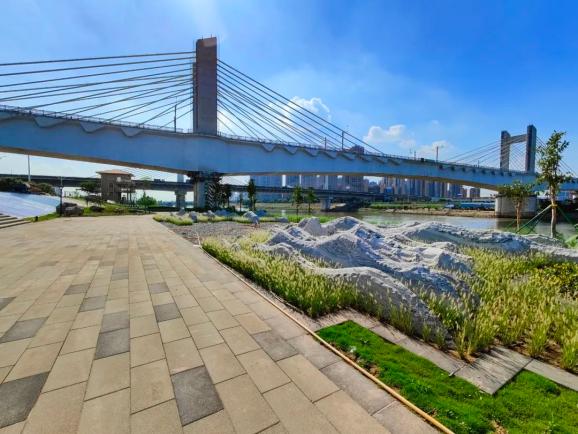 历时1年建设,2022年9月,凤翔湾片区河岸提升改造工作