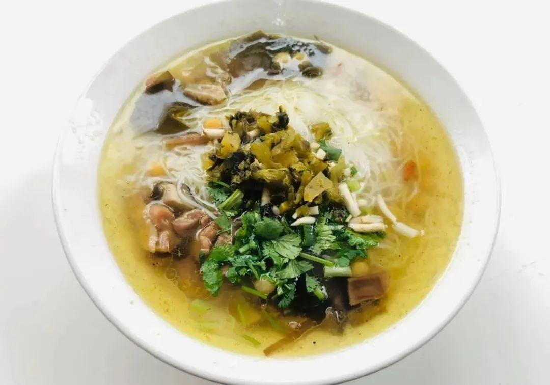 冒粉的汤,也是一绝.绵阳米粉有红汤,清汤以及清红对浇三种汤头.