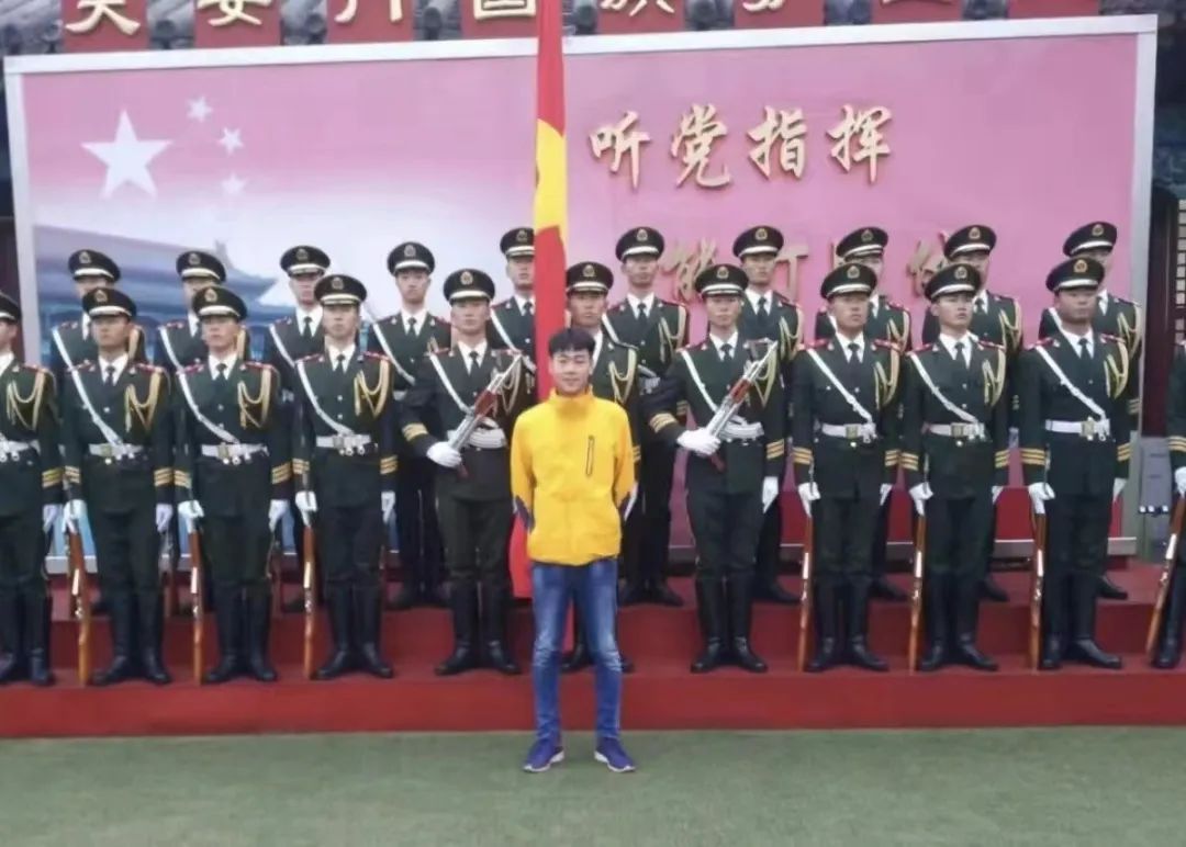 护卫队升旗手张自轩他将微信昵称改为了"雷神"申请获批后他报名参加