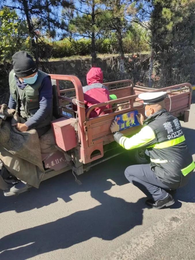 朔州交警开展三轮车违法载人整治宣传活动_澎湃号·政务_澎湃新闻-the