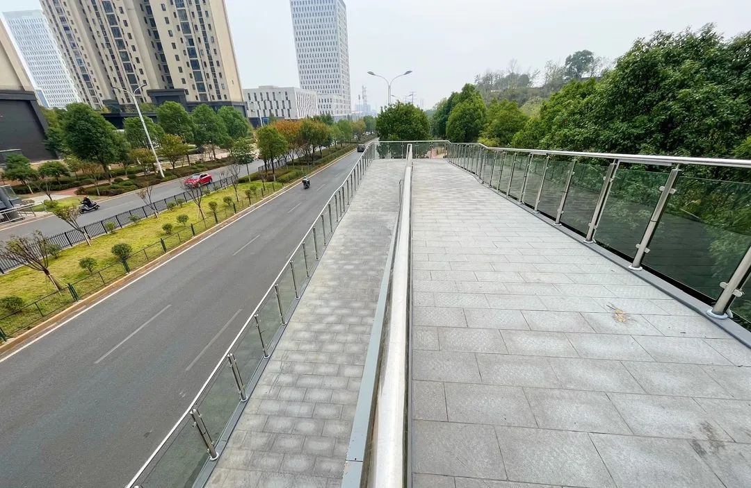 六路人行天桥工程主要建设内容为人行天桥一座,含两组梯道和两组坡道