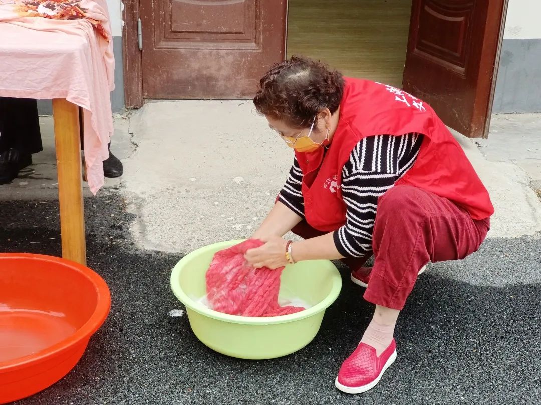 为老人洗晒大件被服,松江这些志愿者坚持了11年!