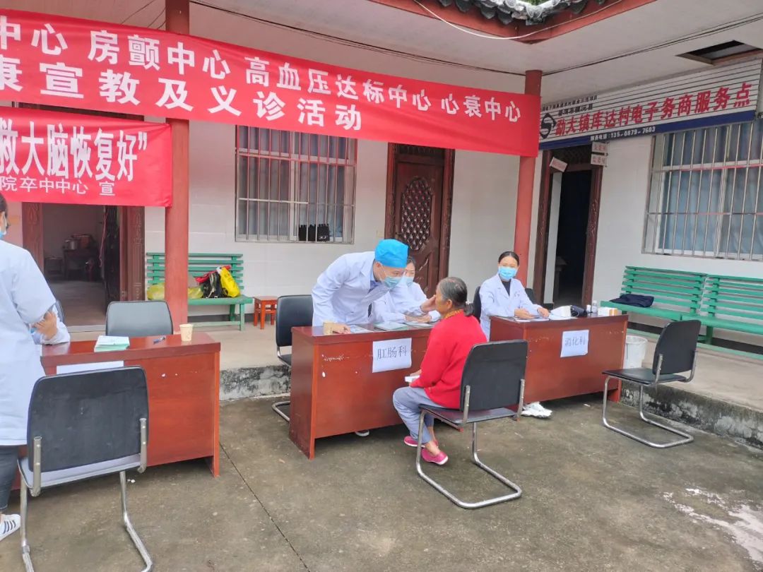 金山医院援镇沅医疗队同镇沅县人民医院内一科卒中中心的医生一早出发