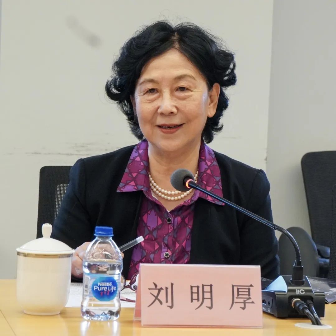 上海戏剧学院教授刘明厚音乐剧场《19/19》很突出小剧场的特色,演员既