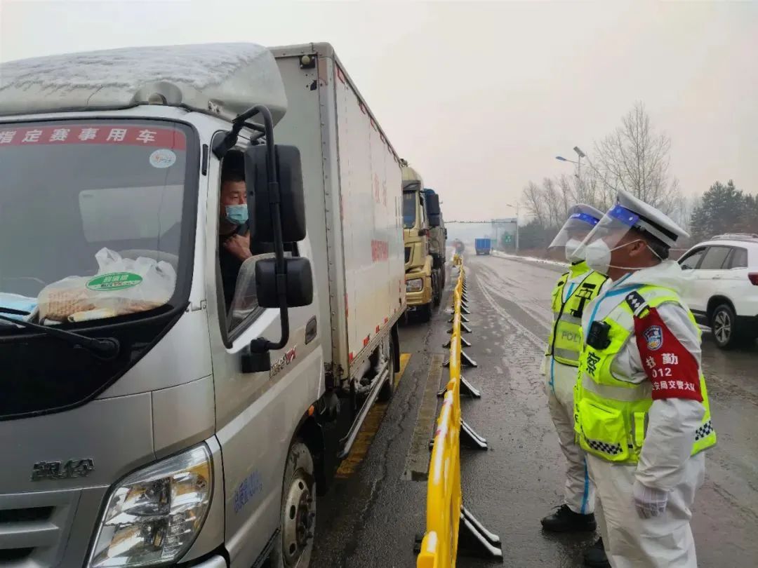 【新闻快车】顶雨雾 冒风雪——加区公安用担当护航出行路_澎湃号·政务_澎湃新闻-The Paper
