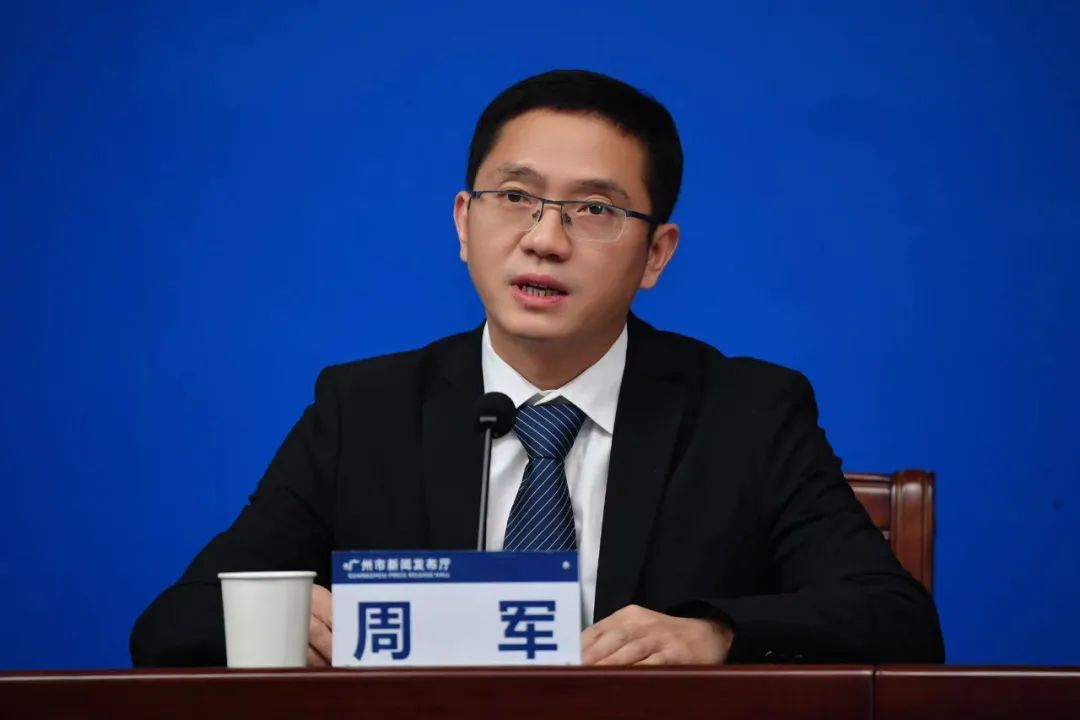 发布会上,白云区副区长周军就白云区的疫情防控工作进行了介绍,"我们