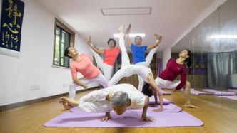 热爱生活不分年纪，杭州78岁瑜伽爷爷免费教数千老人练瑜伽