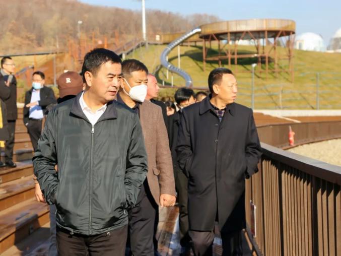 吉林省长白山保护开发区管委会池南区区委书记,区长曹树清同志深入我