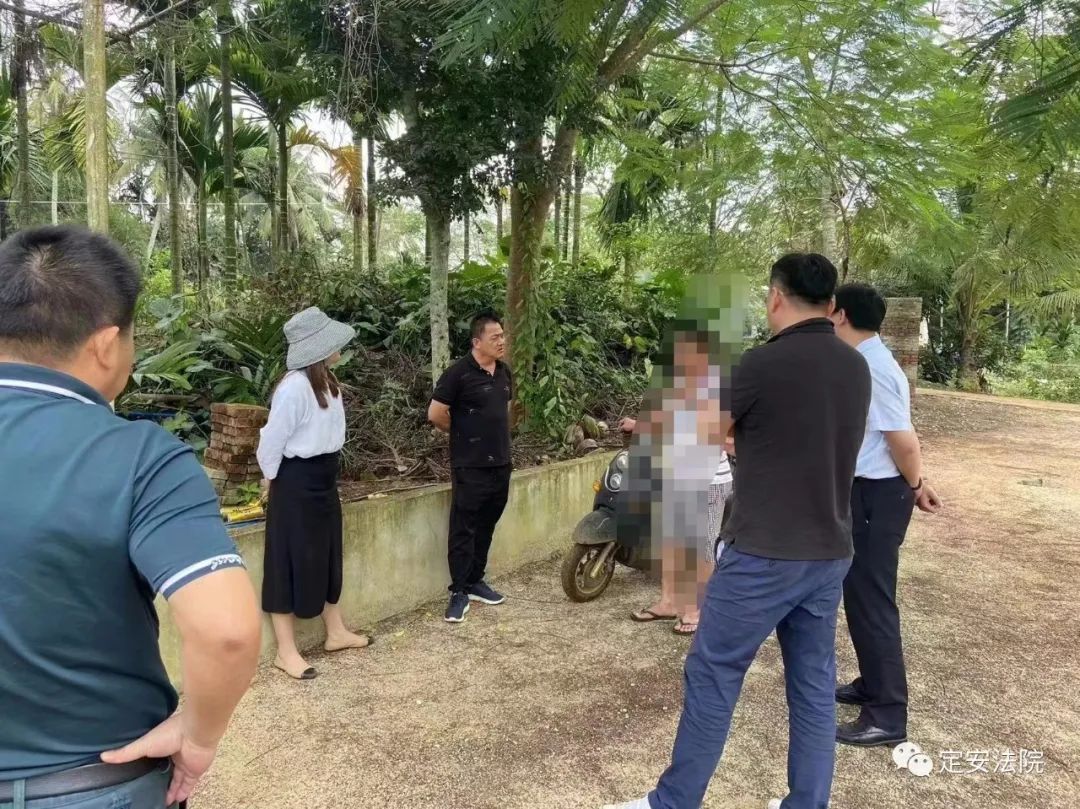 梁定海,与邮储银行定安县支行工作人员到富文镇,新竹镇以及岭口