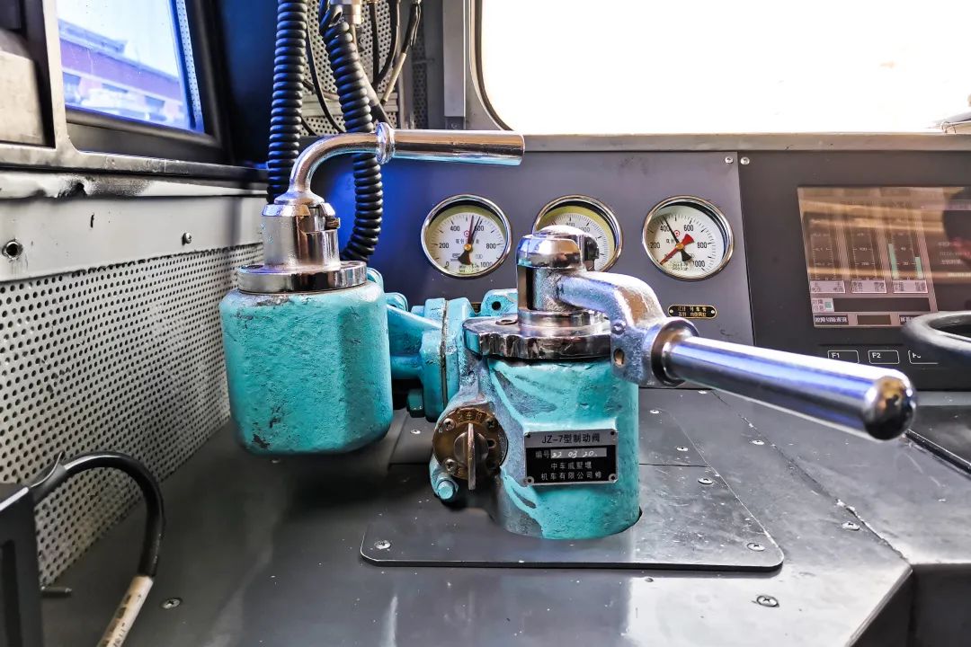 火车停车的关键在于火车驾驶室里有一个叫做制动机的部件火车司机称其