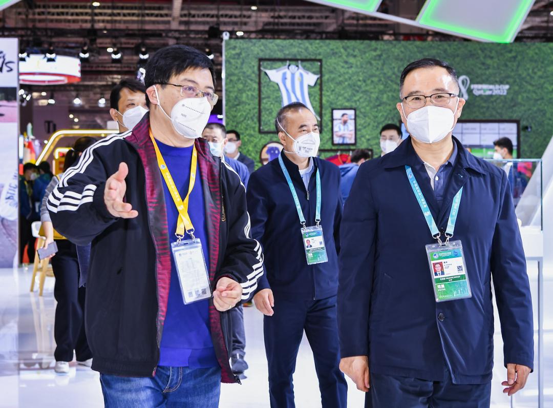 聚焦进博会 | 区政协主席黄冲走访进博会区政协委员参展企业_澎湃号·政务_澎湃新闻-The Paper